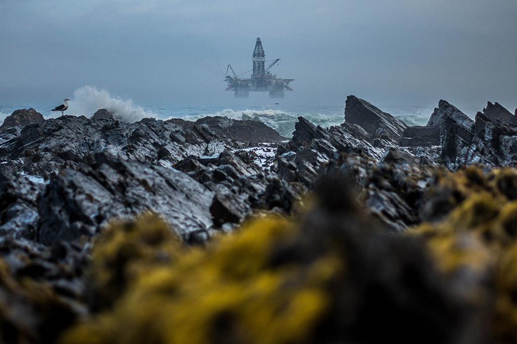 南非开普敦附近海岸的一处石油钻井平台。

